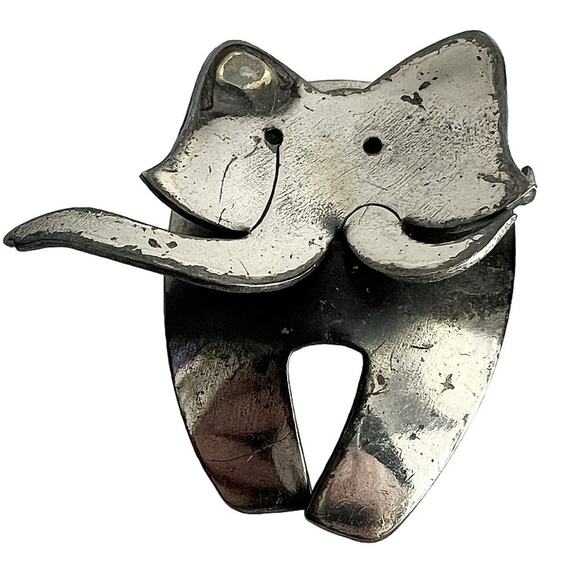 Distressed silver tone elephant pin brooch - Picture 1 of 8